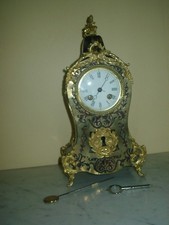 Französische Kamin Uhr in Holz in Boulle Technik mit Bronzeteile