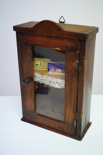 Alte holzvitrine mit glastür - alte,