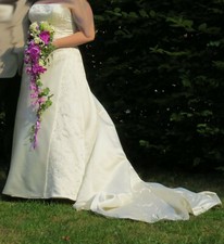 Brautkleid Ivory A-Linie, Blüten, Corsage, Schleppe, mit vielen Extras! Ärmellos