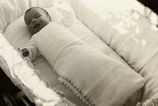 Süßes Baby liegt gespuckt im Steckkissen Junge Mädchen Foto