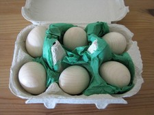 Kaufladenzubehör; Packung mit 6 HABA Eiern aus Holz