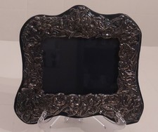 Bilderrahmen mit kunstvollen floralen Reliefdekor in Sterlingsilber / 925 Silber