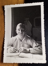 Junge beim Schreiben mit Stift