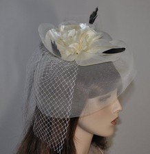 Fascinator Haarclip Netz Schleier Federn Blume Hochzeit Haarschmuck IVORY CREME