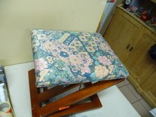 7256.      Alter Fußhocker