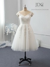 Wadenlanges Spitze Brautkleid