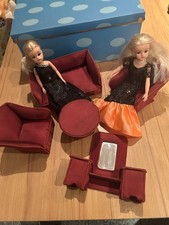 2x 70er 80er Jahre Sindy Pedigree mit antik Retro Wohnzimmer. Alt, Vintage