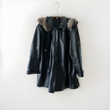 Eleganter Ledermantel mit abnehmbarer Kapuze