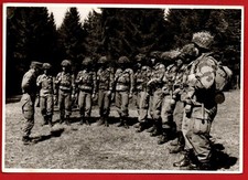 Foto frühe Fallschirmjäger mit Tarnhelm und Tarnanzug  ca 1958 Luftwaffe