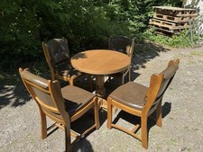 Runder Esstisch + 4 Stühle