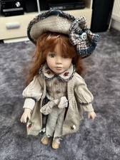 Porzellan Puppe  Ca. 40 Cm hoch  mit Ständer Braune Haare  Buntes Kleid Beige