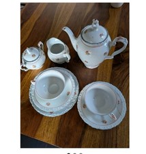 Zweiteiliges Porzellan-Service mit Blümchen aus Kahla/DDR