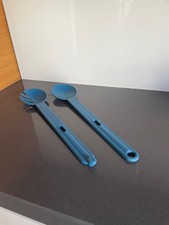 Salatbesteck aus blauem Kunststoff, kann auch zur Zange umfunktioniert werden