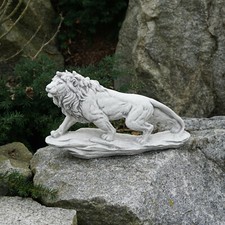 Löwe auf Fels Steinfigur H.23 cm 38 x 9 cm Grau 5 kg Weißbeton frostsicher