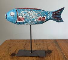 Maritimer Deko Holz Fisch auf Ständer bemalt - Dekoration aus dem Norden