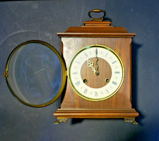 Hermle mech. Tischuhr Holzgehäuse mit Schlüssel leutet