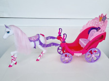 Mattel X4317 Barbie Prinzessin und der Popstar Rockstar Pferd mit Musik Kutsche