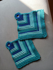 1 Paar Topflappen  gehäkelt, Blau mit Grün Tönen 100% Baumwolle  29 x 29 cm Neu 