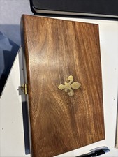 Lupe und Brieföffner in einer