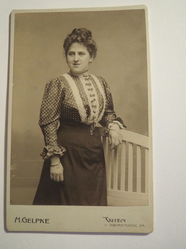 Wien 1907 stehende - -, frau