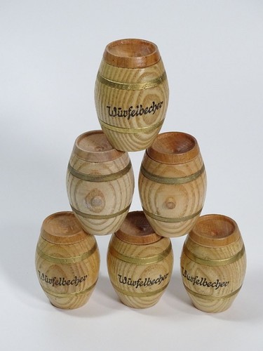 Würfel mit würfelbecher - mit,