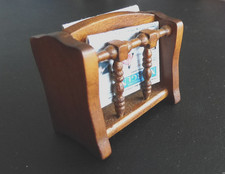 Puppenhaus Miniaturen 1:12 ZEITUNGSSTÄNDER + 2 Zeitungen Holz Dijon