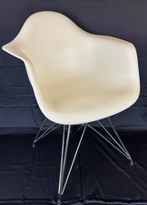 Vitra Eames Armchair DAR –