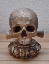 Totenkopf auf Sockel , Memento