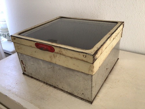 Alte blechdose mit fenster - blechdose,