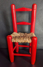 Puppenstuhl Holz rot, Sitzfläche geflochten Bast, wohl  1980er Jahre