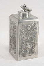 Q28R76- Zinn Schraubflasche mit Reliefdekor