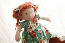 Handgefertigte Stoffpuppe im