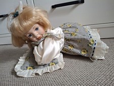 Puppe liegend Mädchen auf Kissen Sammlerpuppe Vintage Nostalgie Deko