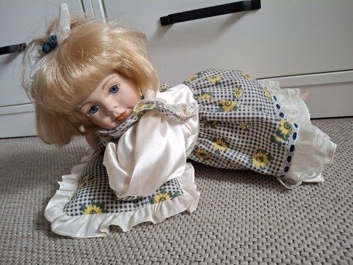 Puppe liegend mädchen auf - liegend,