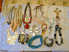 18 x  Modeschmuck- Kurze Ketten, Silber-, Goldfarben, Holz, Stoff, Quarz, TOP!