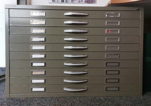 Schubladenschrank aus