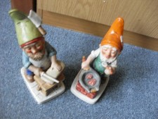 2 göbel figuren mit stempel