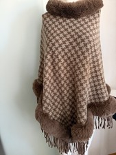 Poncho Cape mit Fell und