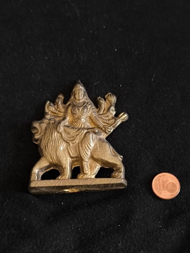Durga reitet auf löwe - durga,