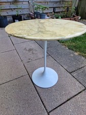 Orginal Saarinen Tulip Beistelltisch von Knoll hat einen Durchmesser von 51 cm.