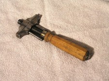 Handlicher verstellbarar Schraubenschlüssel mit Holzgriff