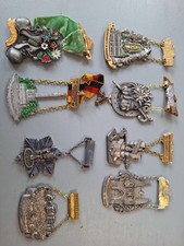 8 alte Abzeichen –