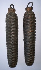 2 alte Uhrengewichte