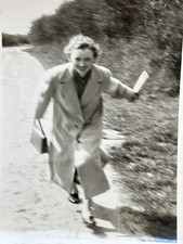 👩 Frau Lacht Mantel läuft