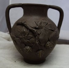 antike Keramik Vase mit Kastanien Ornamenten aufgelegt