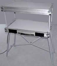 Sehr stabiler Projektionstisch, 2 Ebenen, höhenverstellbar mit Anschlusskabel