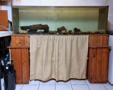 Aquarium mit Unterschrank und Außenfilter