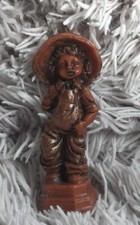 Braune Wachsfigur kleiner Junge mit Hut, Wachslädle Bad Schussenried, Dekoration