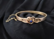 Antiker Armreif mit Herz und blauem Stein, 18. Jahrhundert, wohl aus Messing