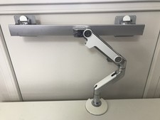 Humanscale M8 - Dual Tischhalterung Crossbar mit Tisch Klemme/ Desk